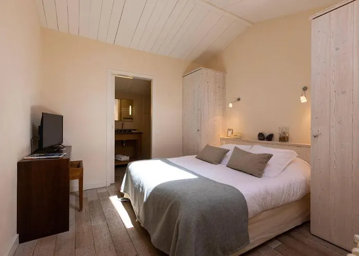 Le Chat Botte Hotel 3*